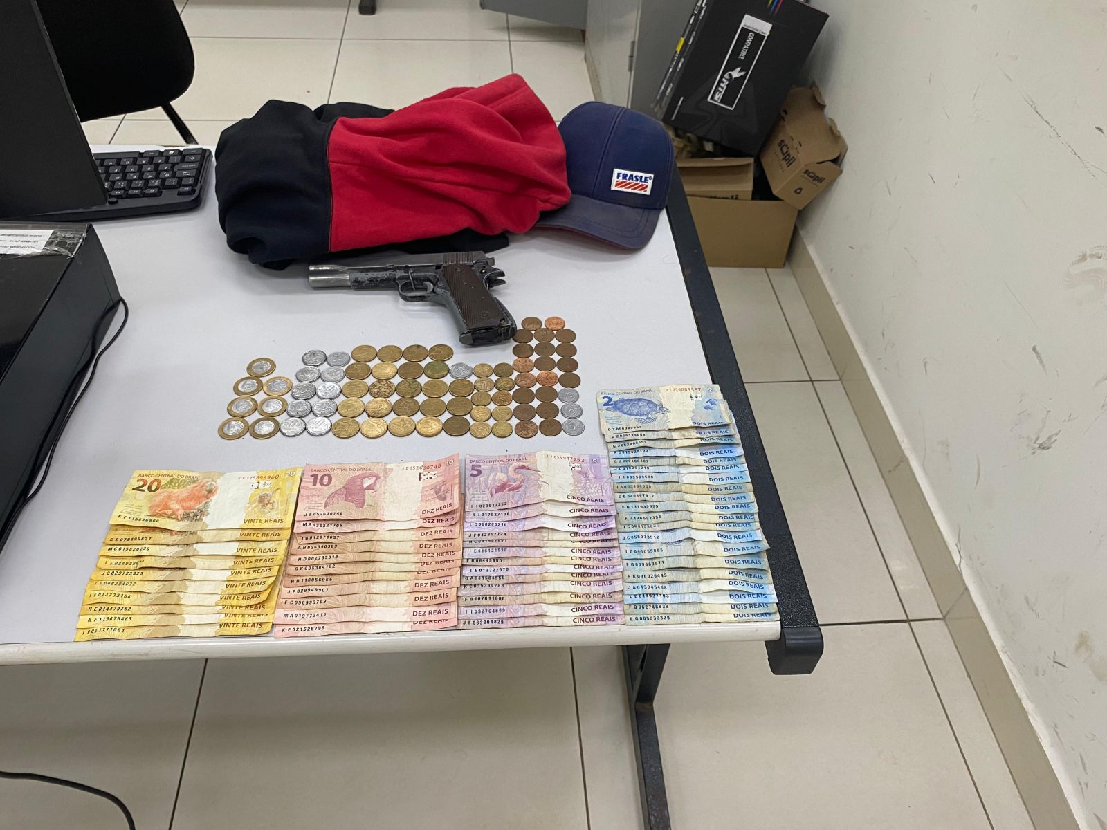Foto: Flavio Fernandes/Araraquara Agora/Dinheiro recuperado e Arma Apreendida